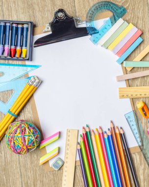 Tablo üzerinde çeşitli renkli çizim araçları