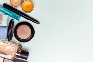 Beyaz arka plan üzerinde izole kozmetik aksesuarlar.