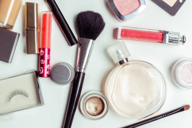 Beyaz arka plan üzerinde izole kozmetik aksesuarlar.