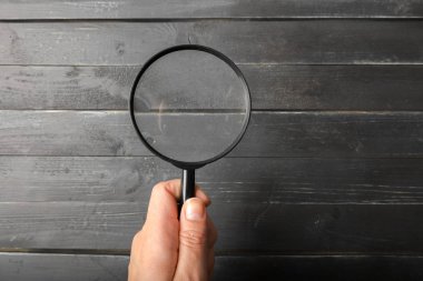 İnsan elinde Büyüteç