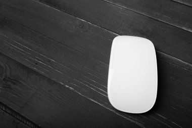 Fare ahşap arka plan üzerinde bilgisayarı kapat 