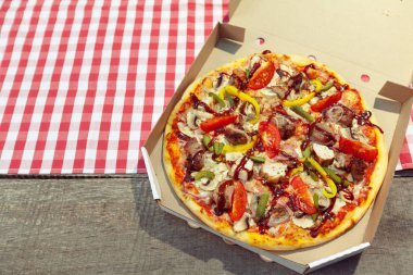 katta taze pişmiş pizza kutusu açıldı
