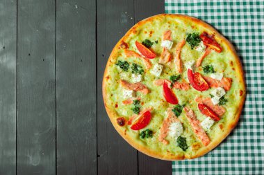 ahşap arka plan üzerinde taze lezzetli pizza