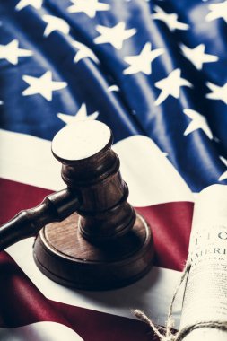 ABD bayrağı ile tahta tokmak