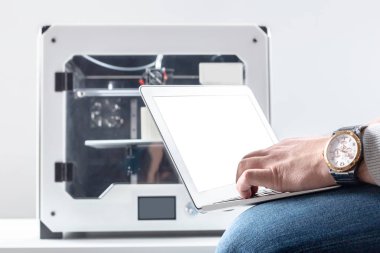 Tasarımcı 3D yazıcı ile çalışıyor