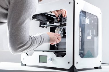 Tasarımcı 3D yazıcı ile çalışıyor