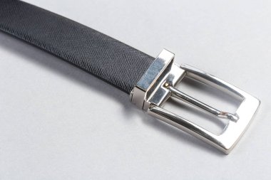 Erkek moda deri kemer beyaz zemin üzerine izole yakın çekim 