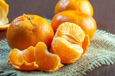 Ahşap masa üzerinde taze mandalina