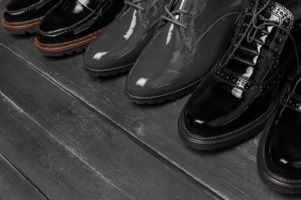 Ahşap Arka Plan Üzerinde Modaya Uygun Kadın Ayakkabı — Stok fotoğraf