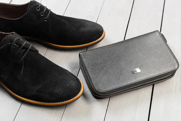 Schuhe Und Accessoires Für Männer Lagen Auf Dem Holzboden — Stockfoto