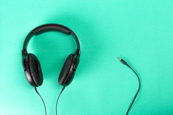 Auriculares Sobre Fondo Verde —  Fotos de Stock