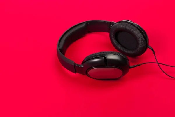 Headphone Pada Permukaan Merah — Stok Foto