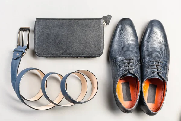 Sapatos Acessórios Para Homens Jazem Chão Madeira — Fotografia de Stock