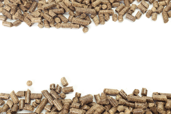 Био Энергия. Деревянные гранулы на белом столе
.