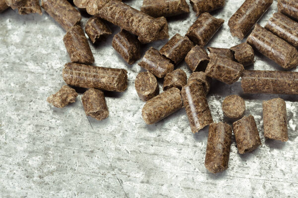 Деревянные гранулы разбросаны по столу
