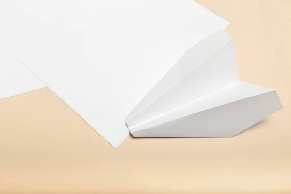 Hojas Papel Blanco Con Avión Papel Sobre Escritorio Pastel Rosa — Foto de Stock