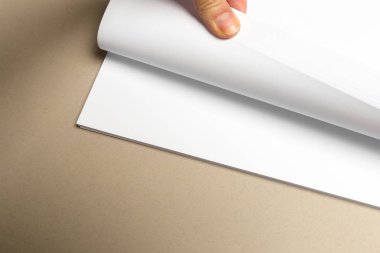 Boş Kağıt arka plan üzerinde ahşap masa üzerinde