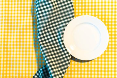 plaka üzerinde sarı damalı masa örtüsü