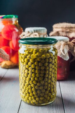 Ahşap arka plan üzerinde sebze korunmuş.