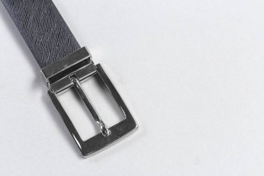 Erkek moda deri kemer beyaz zemin üzerine izole yakın çekim 