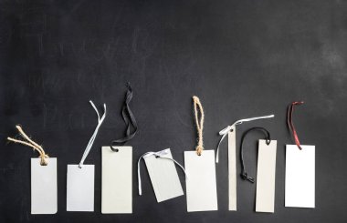 Kağıt Etiketler Siyah arka plan üzerine şeritler