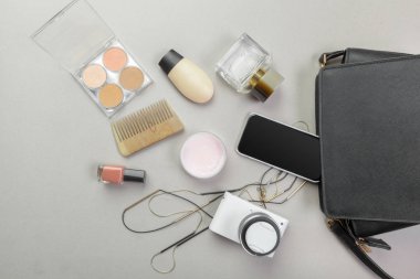 Kadın çanta aksesuarları pastel arka plan üzerinde görüntüleyin