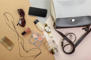 Kadın çanta aksesuarları pastel arka plan üzerinde görüntüleyin