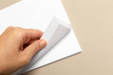 Boş Kağıt arka plan üzerinde ahşap masa üzerinde