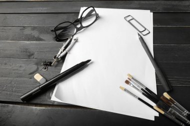 Boş defter ve kalem ahşap masa gözlüklerle