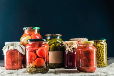 Ahşap arka plan üzerinde sebze korunmuş.