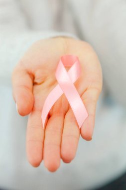 AIDS bilinçlendirme şerit tutan eller
