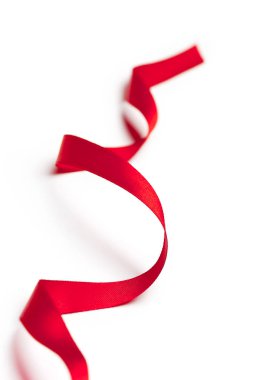 Beyaz arkaplanda kırmızı kurdele