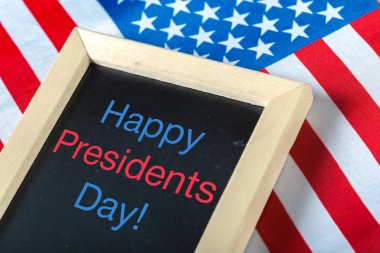 yazı tahtası ve Amerika Birleşik Devletleri bayrağı ile yazılmış metin mutlu Cumhurbaşkanlığı günü