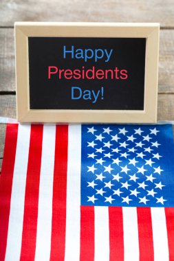 yazı tahtası ve Amerika Birleşik Devletleri bayrağı ile yazılmış metin mutlu Cumhurbaşkanlığı günü