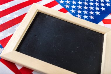 Amerikan bayrağı ile boş tebeşir tahtası