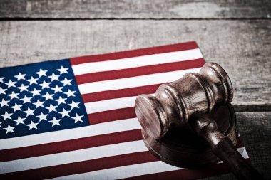 ABD bayrağı ile tahta tokmak