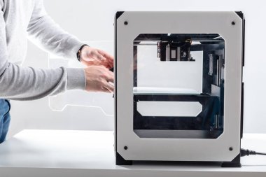 Tasarımcı 3D yazıcı ile çalışıyor