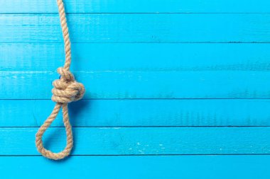 mavi ahşap arka plan üzerinde gemi halatı