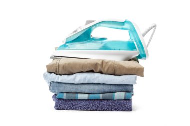 Elektrik demir ve elbise yığını.