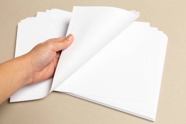 Boş Kağıt arka plan üzerinde ahşap masa üzerinde
