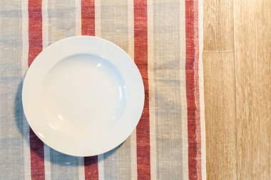 Beyaz masa örtüsü tabağa