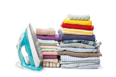 Elektrik demir ve elbise yığını.