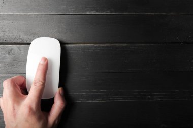 ahşap arka plan üzerinde bilgisayarı fare kullanarak kişinin yakın çekim 