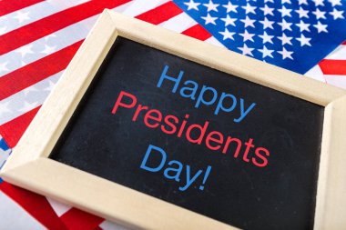 yazı tahtası ve Amerika Birleşik Devletleri bayrağı ile yazılmış metin mutlu Cumhurbaşkanlığı günü