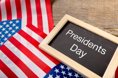 yazı tahtası ve Amerika Birleşik Devletleri bayrağı ile yazılmış metin mutlu Cumhurbaşkanlığı günü