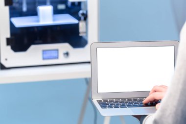 Tasarımcı 3D yazıcı ile çalışıyor