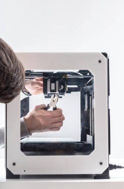 Tasarımcı 3D yazıcı ile çalışıyor