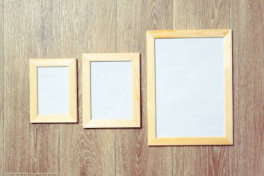  ahşap duvar arka plan üzerinde fotoğraf çerçeveleri