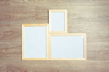  ahşap duvar arka plan üzerinde fotoğraf çerçeveleri