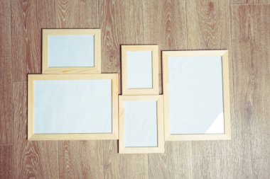  ahşap duvar arka plan üzerinde fotoğraf çerçeveleri